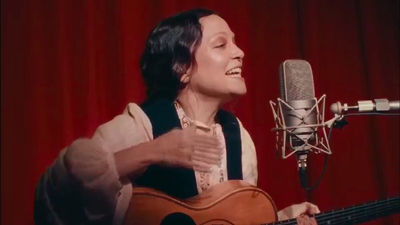 Natalia Lafourcade canta ante la Virgen de Guadalupe en el Museo del Prado