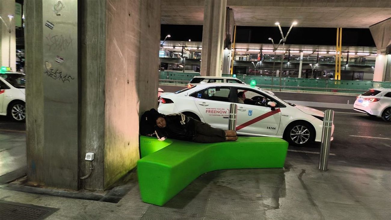 Madrid reprocha a Aena haber roto relaciones y dice que "sigue trabajando" con las personas sin hogar en Barajas