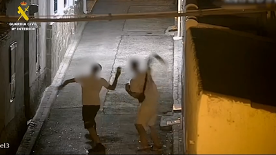 Dos detenidos por arrojar lejía y botellas a personas en situación de vulnerabilidad en Torres de la Alameda