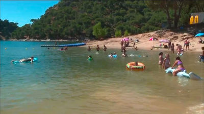 Decenas de madrileños eligen la playa del Pantano de San Juan para disfrutar del verano