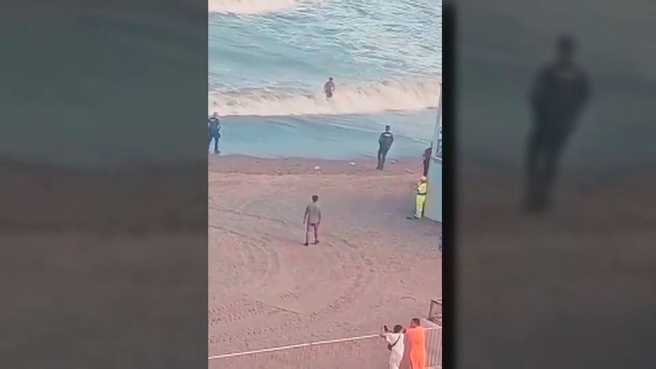 Ceuta pide ayuda tras la entrada a nado de más de medio centenar de menores inmigrantes