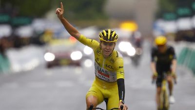 Pogacar IV agranda su leyenda en París