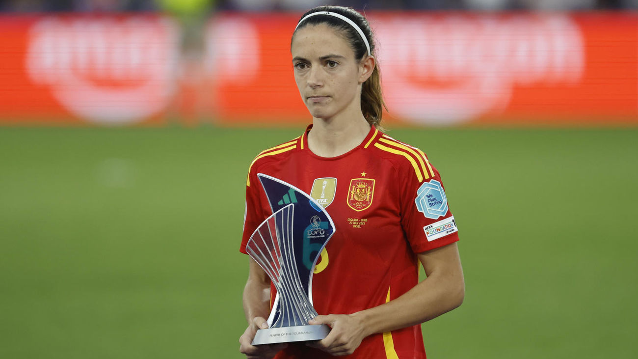 Aitana Bonmatí, tras recibir el trofeo como 'mejor jugadora del torneo'