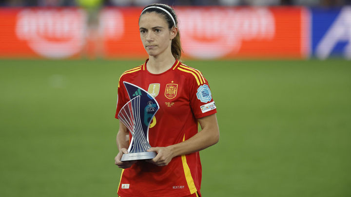 Aitana Bonmatí, tras recibir el trofeo como 'mejor jugadora del torneo' / EFE