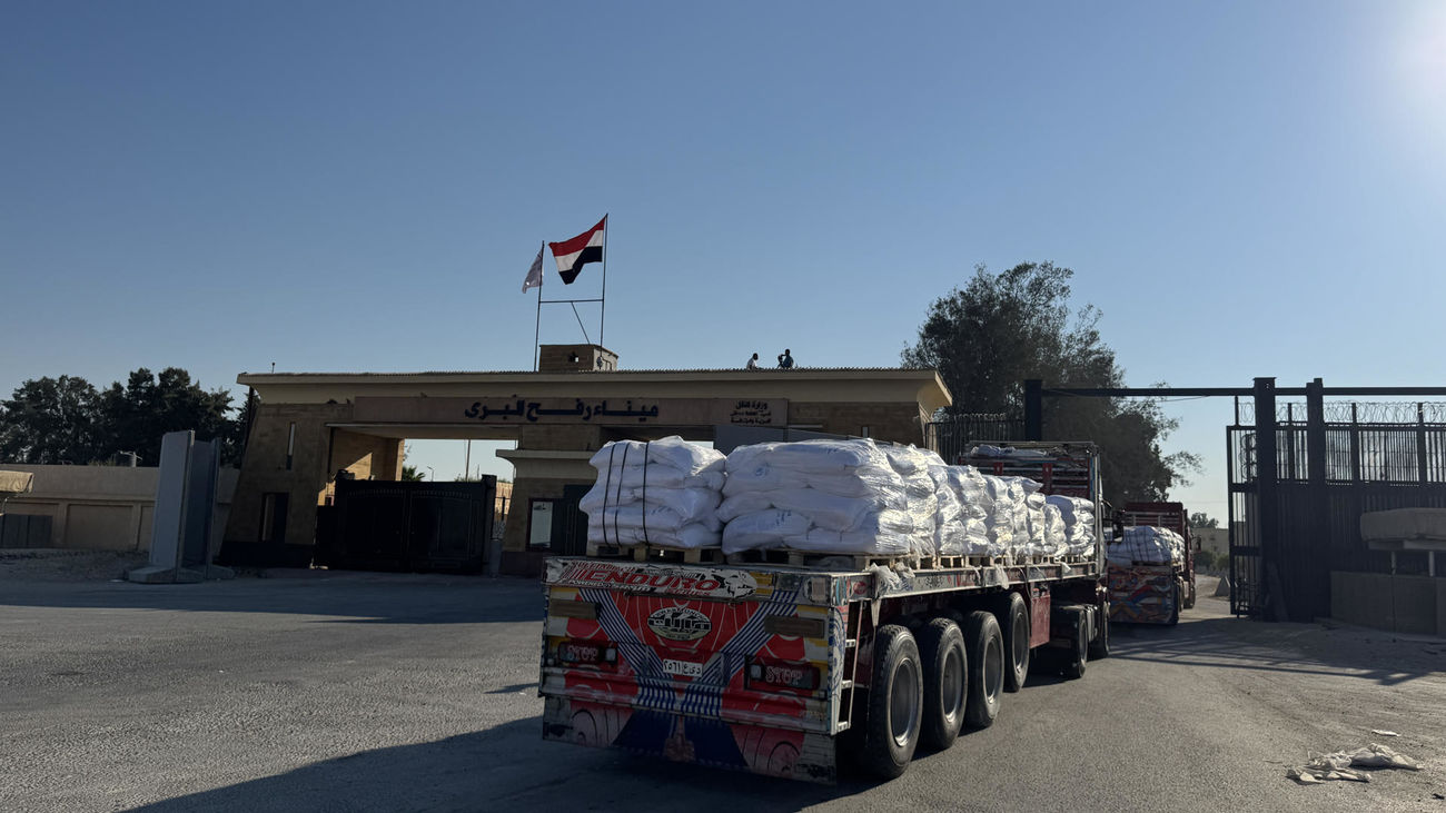 Decenas de camiones de ayuda humanitaria cruzan la frontera egipcia rumbo a Gaza