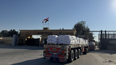 Decenas de camiones de ayuda humanitaria cruzan la frontera egipcia rumbo a Gaza