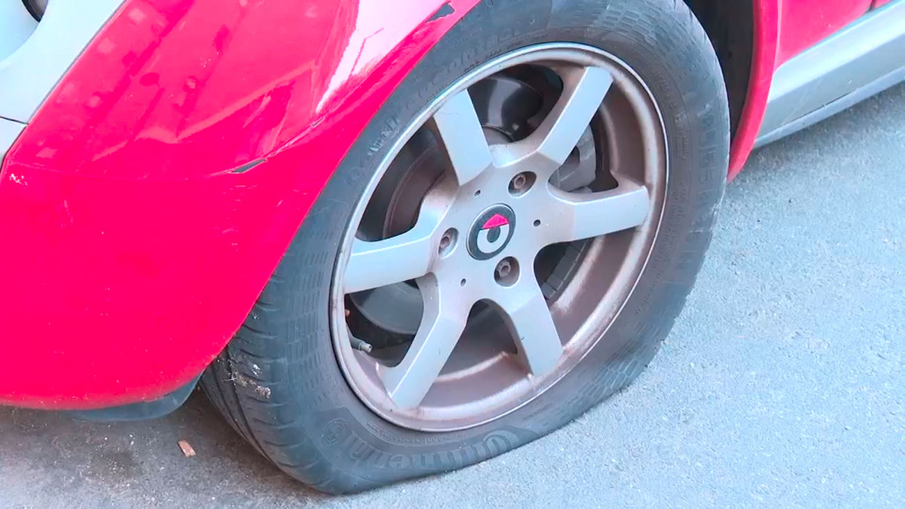 Más de treinta vehículos amanecen con las ruedas pinchadas en Colmenar Viejo