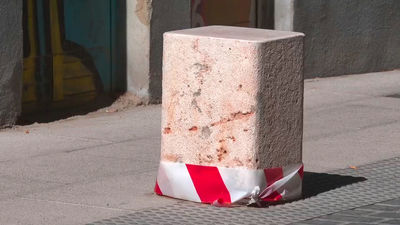 Madrid estudia eliminar los cubos de hormigón situados en la calle de San Hermenegildo
