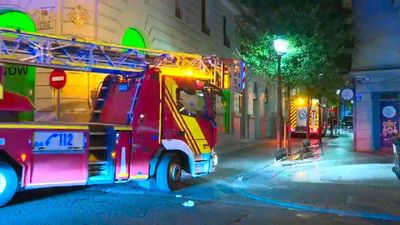 Un incendio en una azotea de Gran Vía deja un policía herido