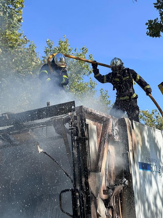 Extinguido el incendio de un camión de basura en Fuenlabrada