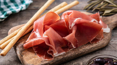 Prohibido llevar jamón serrano en la maleta: frustración entre los españoles que viajan al Reino Unido