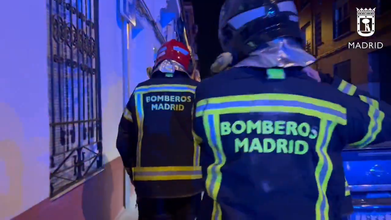 Un incendio calcina una vivienda de una corrala  en Puente de Vallecas