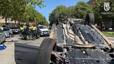 Tres heridos en un accidente entre una moto y un coche en la avenida de La Peseta