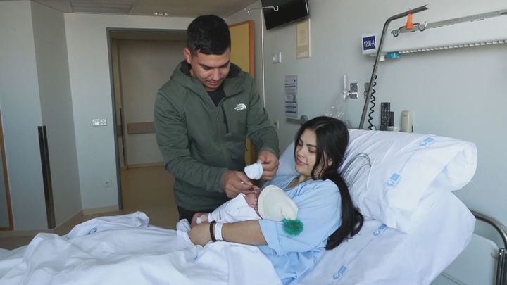 PSOE y Sumar acuerdan ampliar el permiso por nacimiento a 17 semanas y retribuir parte del de cuidado de menor