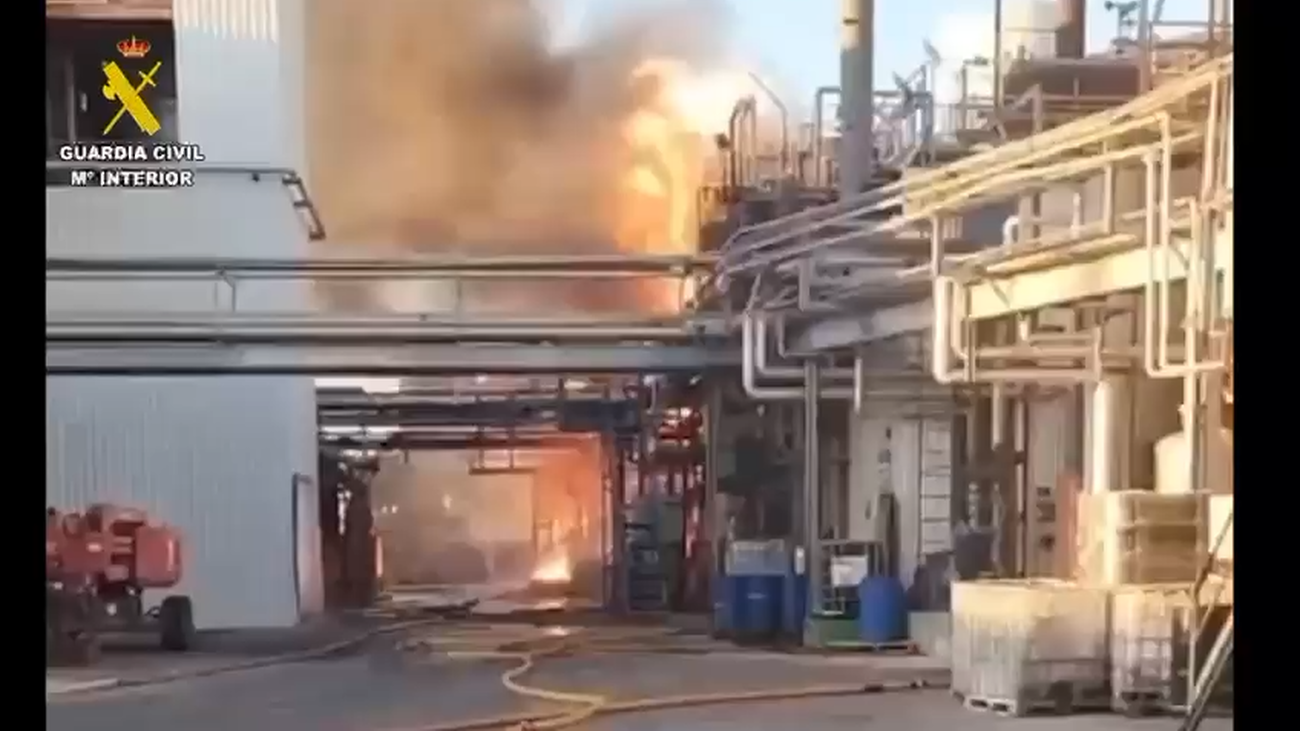 Imágenes del espectacular incendio en una empresa química de Zuera (Zaragoza)