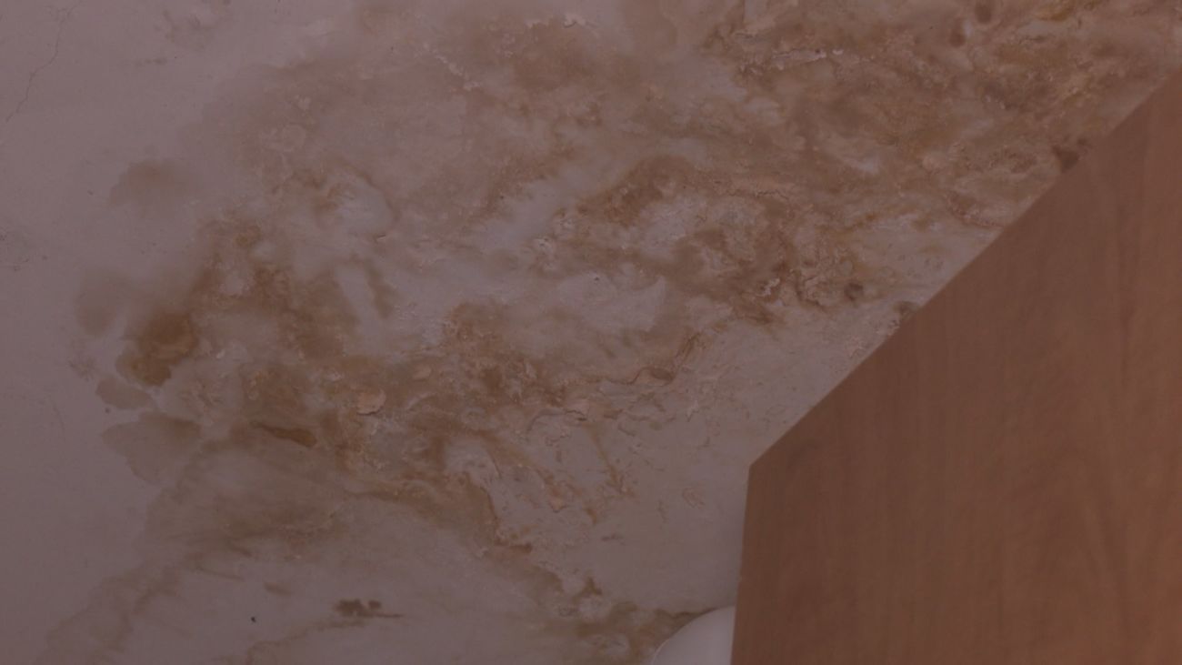 Un año sin soluciones: la lucha de un matrimonio en Malasaña contra las humedades