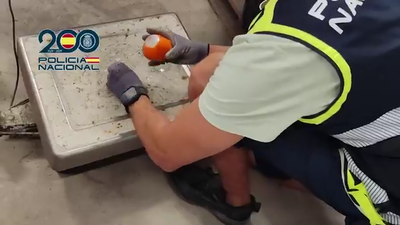 Los 'fruteros de la droga': la Policía les pilla con 3.500 kg de hachís convertido en naranjas