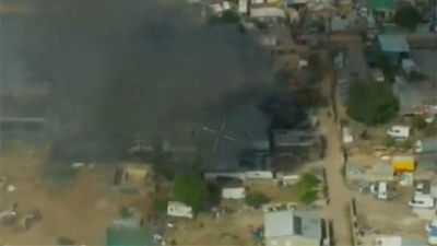 Controlado el incendio declarado en una parcela con chatarra en San Fernando de Henares