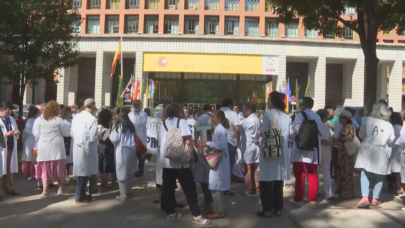 Los médicos convocan una huelga general el 3 de octubre y exigen mejoras laborales al Ministerio de Sanidad
