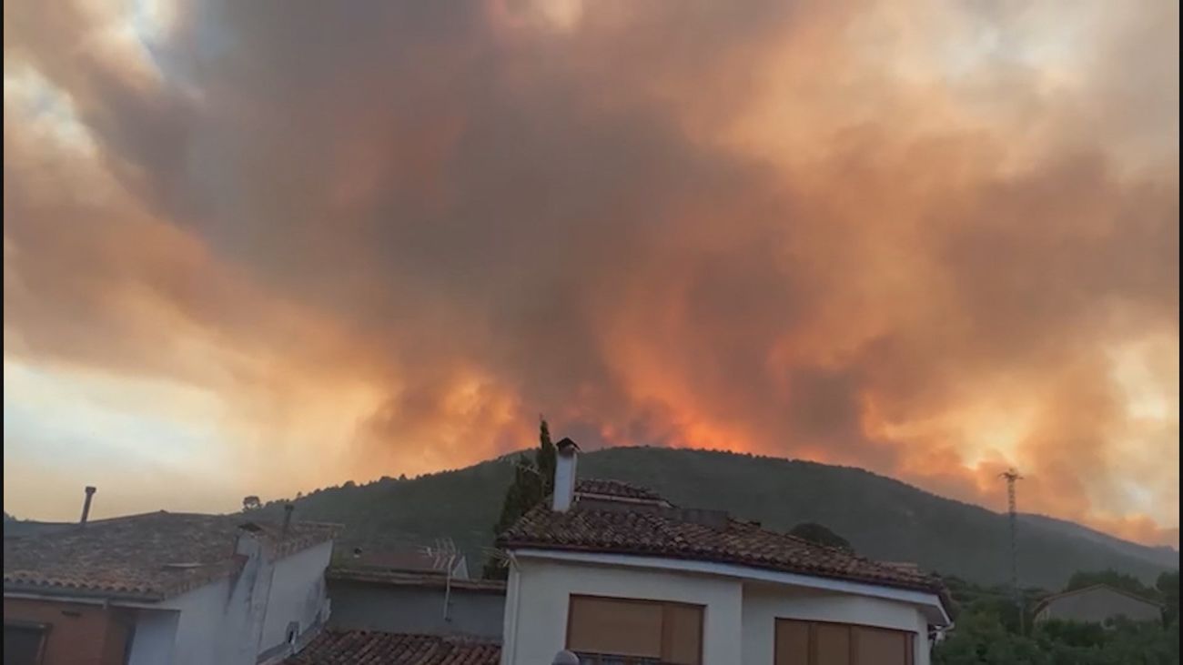 Los incendios de Ávila y Cáceres arden sin control y obligan a confinar y desalojar