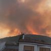 Los incendios de Ávila y Cáceres arden sin control y obligan a confinar y desalojar