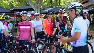 Corredoras de Women In Bike ruedan junto a Dori Ruano en la Casa de Campo
