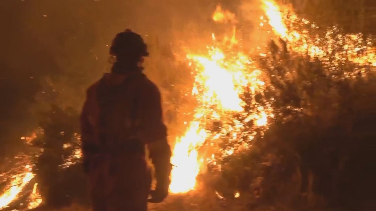 Control parcial del fuego en Las Hurdes y mejora en A Cañiza tras una noche crítica