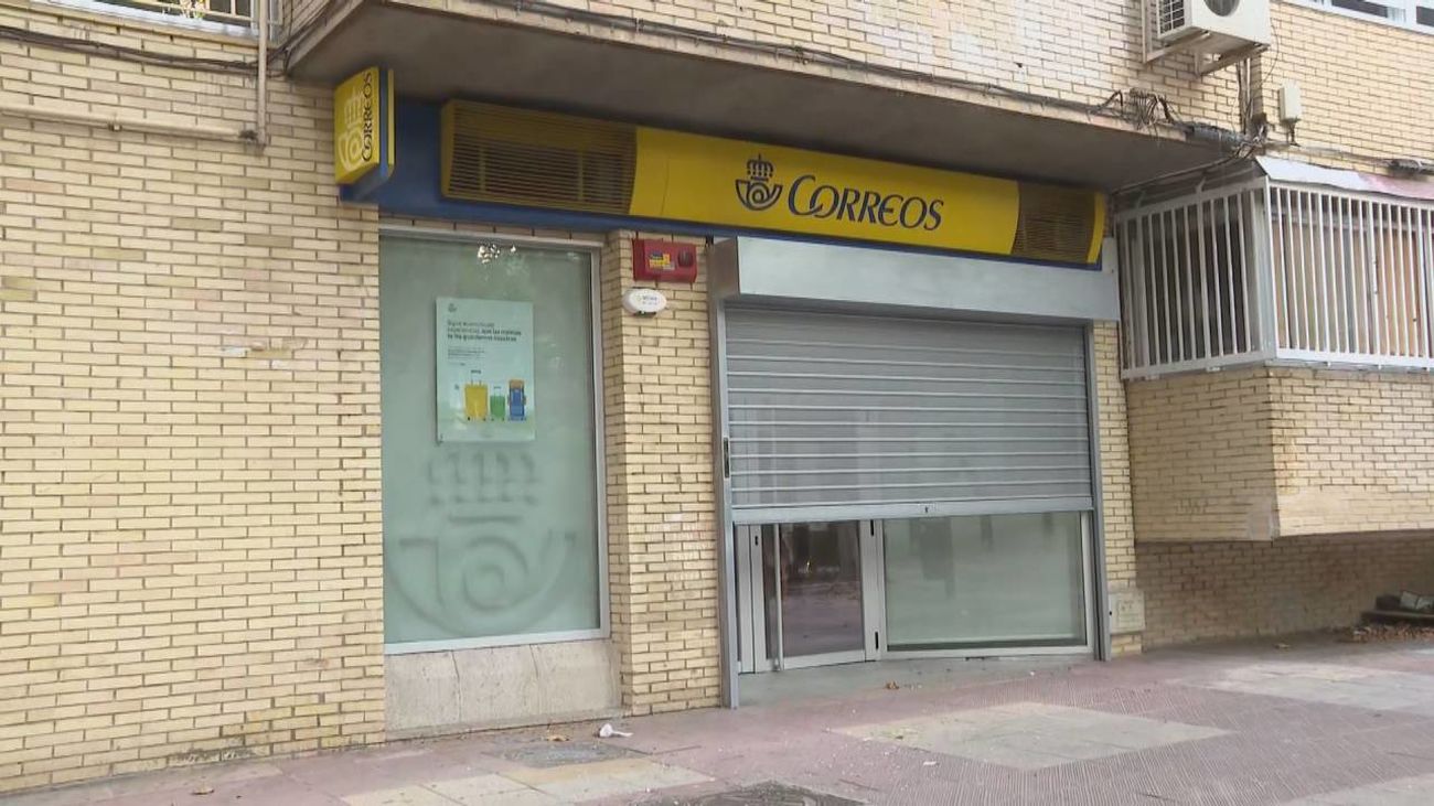 Atraca dos veces una oficina de Correos en Orcasitas en menos de 24 horas con pasamontañas y arma en mano