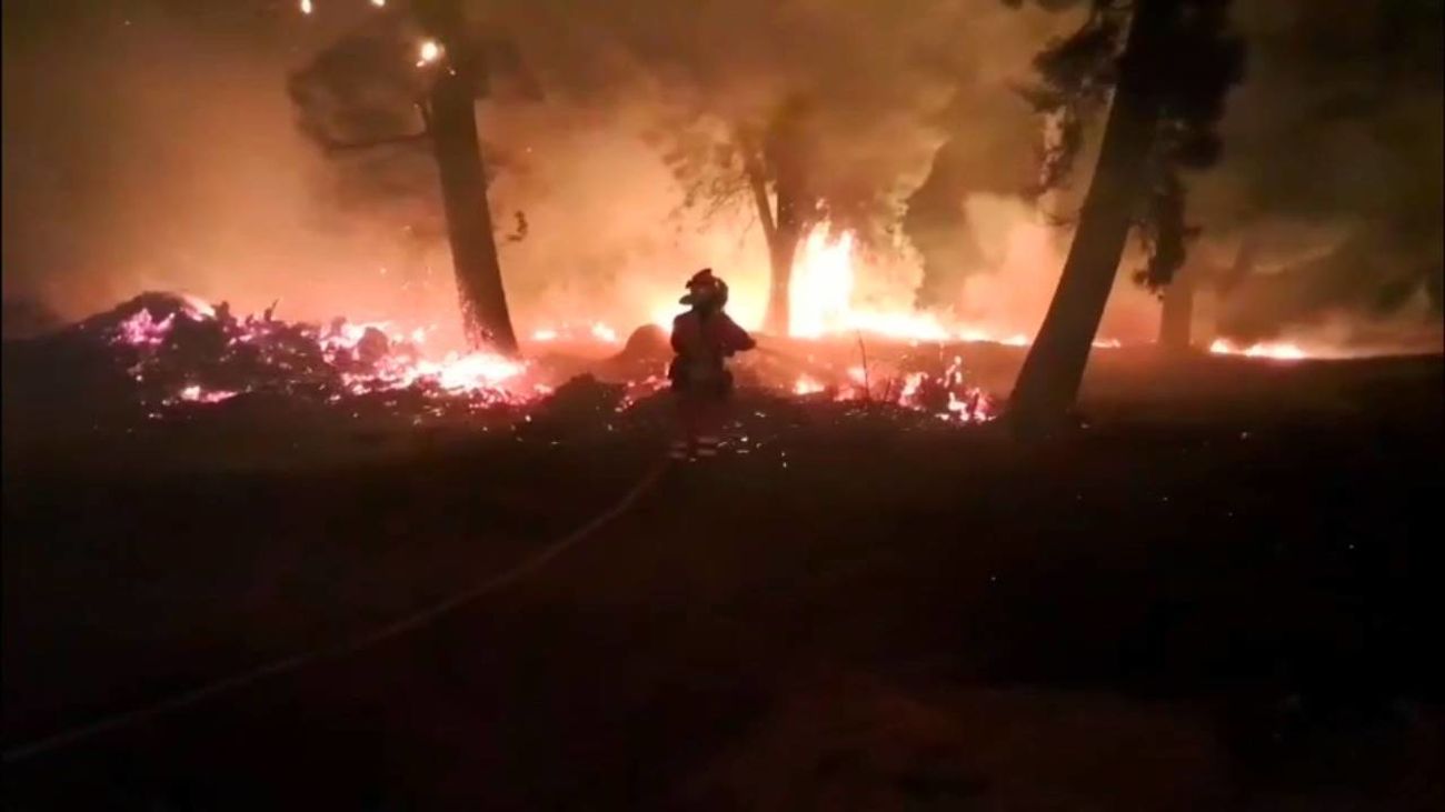 El descontrolado incendio de Ávila se enfrenta al peor escenario posible: altas temperaturas y fuerte viento
