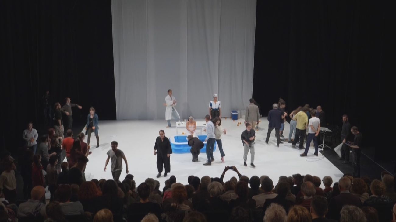 'Les Trois Plumes' llega al Conde Duque con referencias a 'La naranja mecánica'