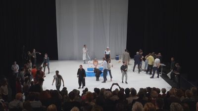 'Les Trois Plumes' llega al Conde Duque con referencias a 'La naranja mecánica'