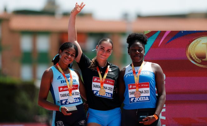 Inés López, en el centro / @atletismoRFEA
