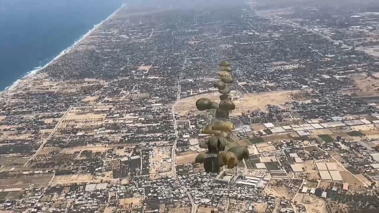 España lanza 12 toneladas de alimentos sobre Gaza en una operación aérea sin contratiempos