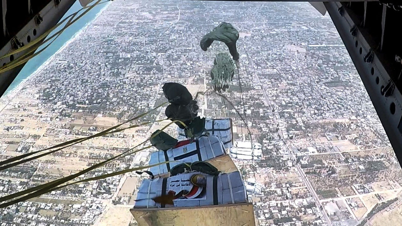 Una parte del lanzamiento internacional de víveres sobre Gaza acaba en manos de Israel