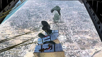 Una parte del lanzamiento internacional de víveres sobre Gaza acaba en manos de Israel