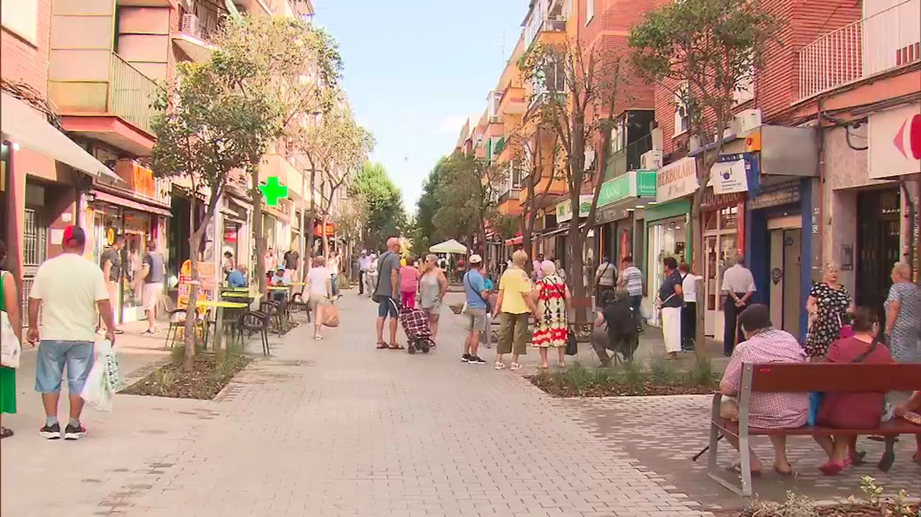 Culmina  la reforma en la calle Laguna de Carabanchel: peatonal, accesible y más verde