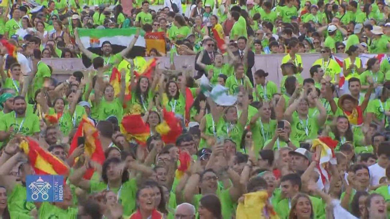 Fiesta española en el Vaticano: más de 25.000 jóvenes tiñen de verde la plaza de San Pedro