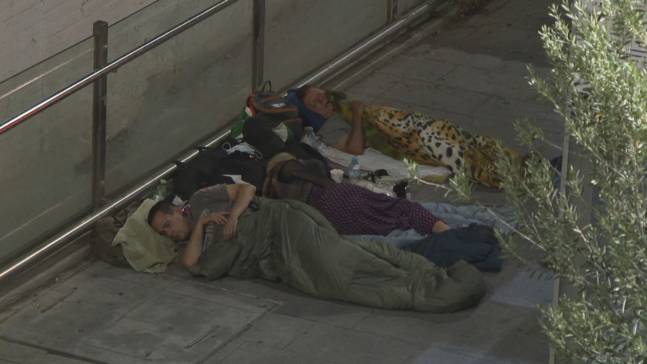 Los ‘sintecho’ del aeropuerto duermen en un pequeño campamento en la T1