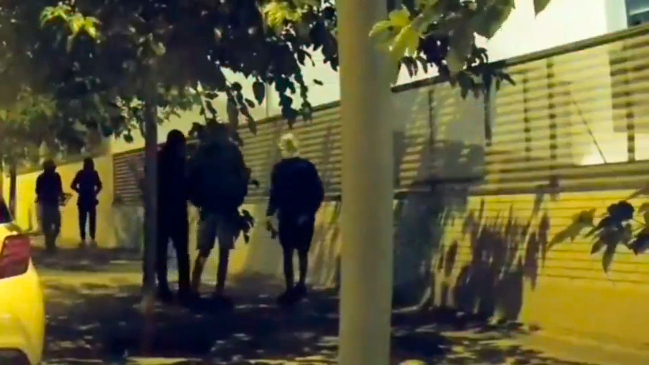 Encapuchados y con alcantarilla en mano, así actúa una banda de ladrones en El Cañaveral