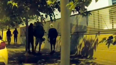 Encapuchados y con alcantarilla en mano, así actúa una banda de ladrones en El Cañaveral