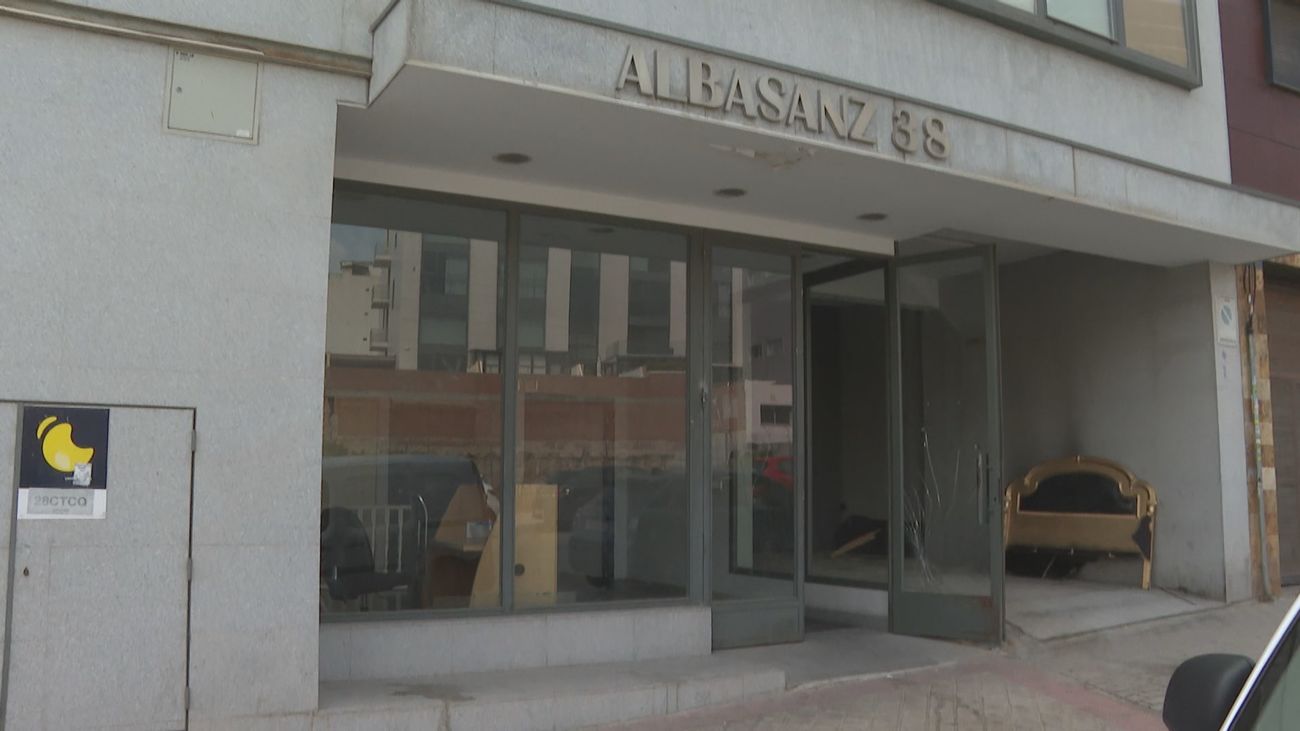 Aumenta la tensión entre los ocupas y el mediador del edificio en la calle Albasanz en San Blas