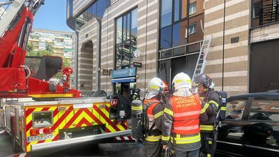 Reactivado hasta en cuatro ocasiones el incendio de la calle Raquel Meyer en Ciudad Lineal