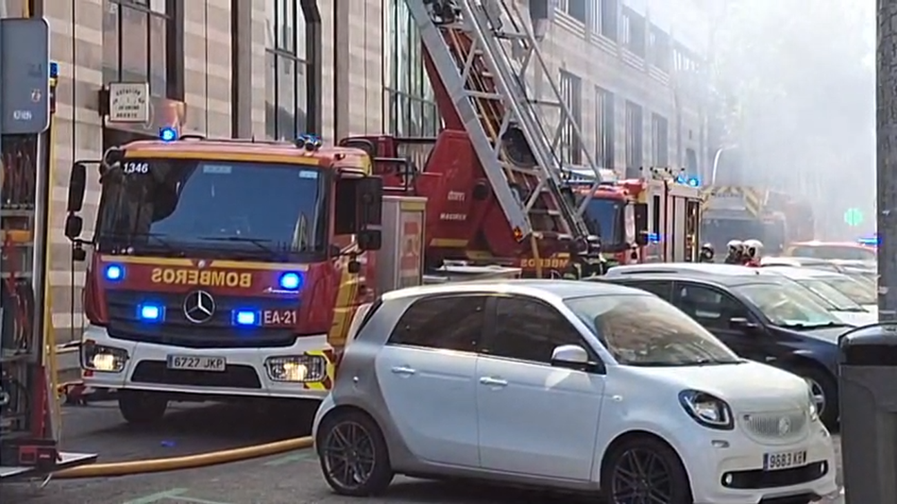 Bomberos trabajan en la extinción de un incendio declarado en un edificio en Ciudad Lineal
