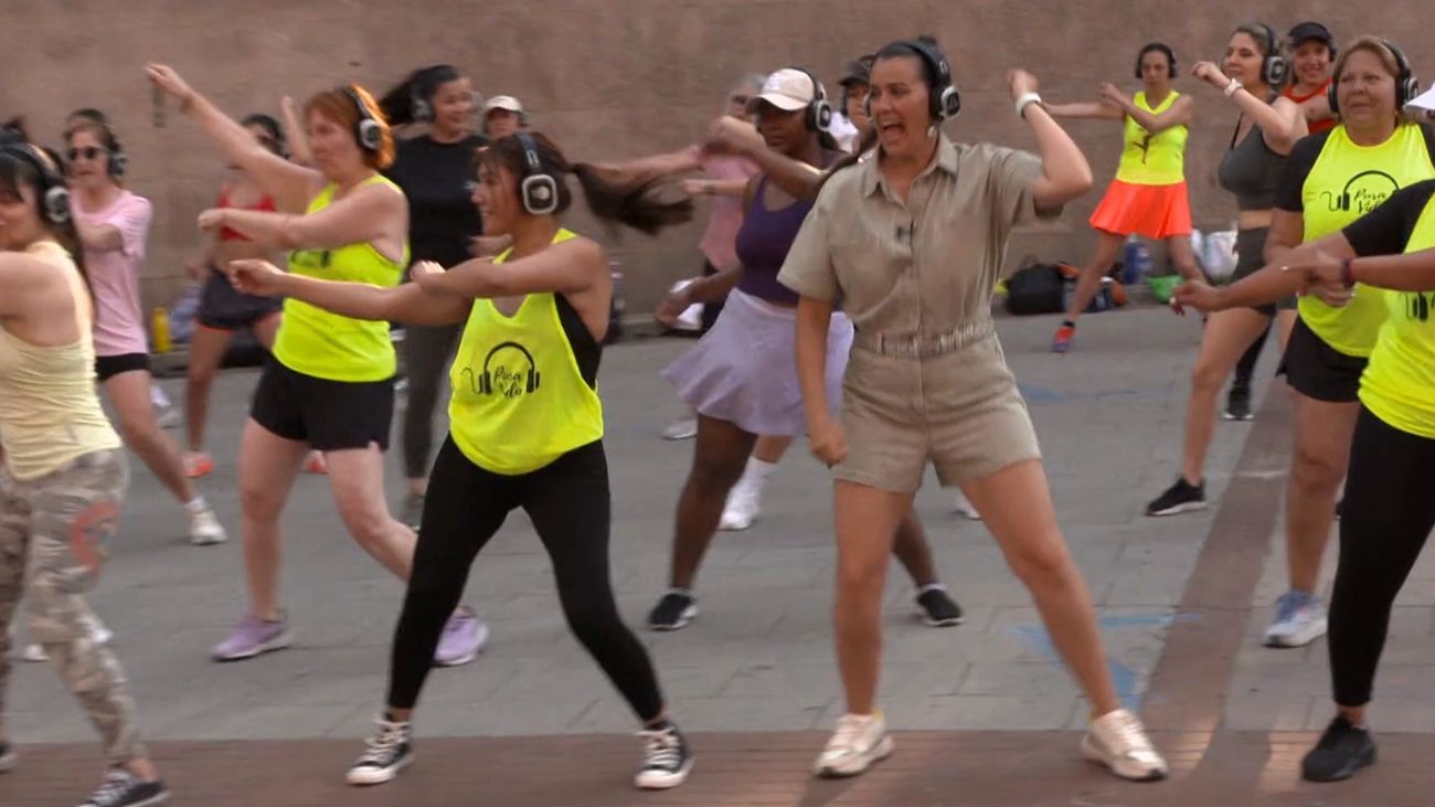 La 'Potra Salvaje' participa junto a decenas de personas en una sesión de 'Silent disco'