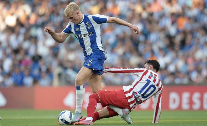 Alex Baena ante el Oporto / EFE