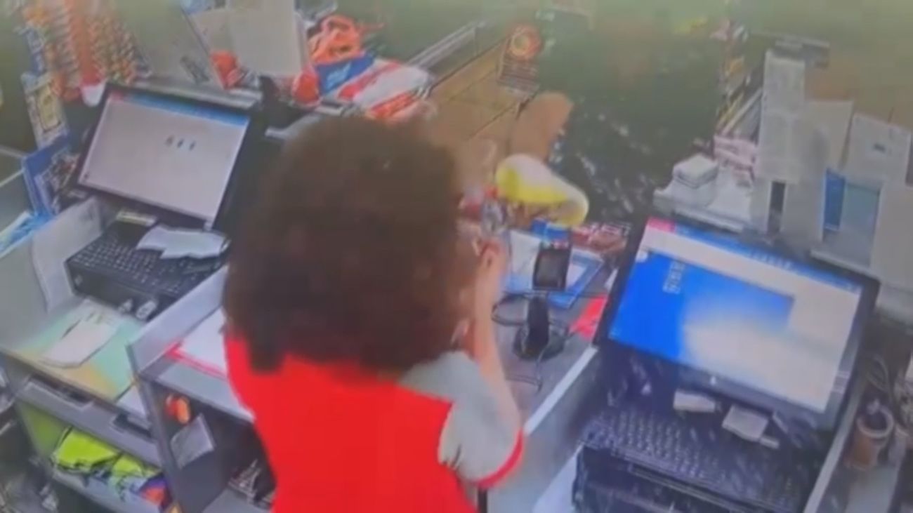 Atraco violento en una gasolinera en Barcelona, rocía con lejía a la dependienta