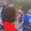 Atraco violento en una gasolinera en Barcelona, rocía con lejía a la dependienta