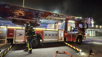 Extinguen un incendio en un tráiler de mercancías peligrosas en Getafe