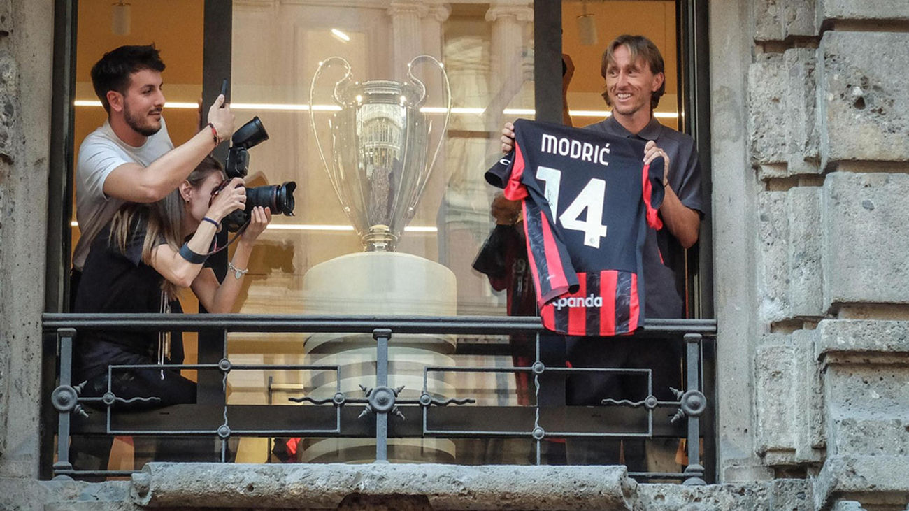 Baño de masas de Modric en su presentación en Milán