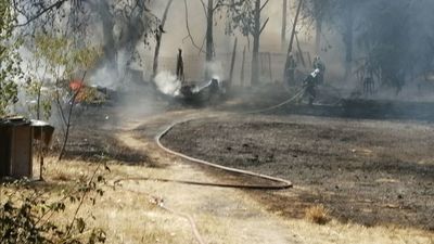 Un bombero intoxicado en un incendio en una parcela de Collado Villalba